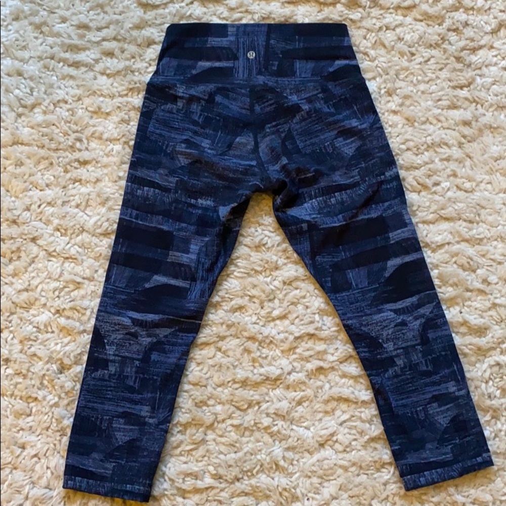 Women’s size 8 Lululemon navy Capri leggings. - Picture 2 of 3